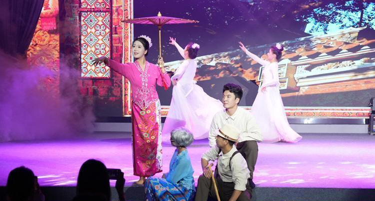 媒体采风团开启泉州探索之旅 洋博主打卡梧林村 簪花品乡味